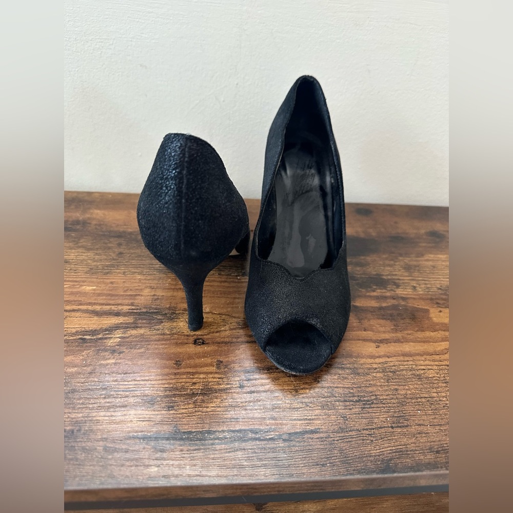 Peep toe scalloped black metallic vanelli heel size 6.5